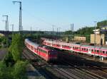 Eine 110er kommend mit einem RE aus Donauwrth bei der Einfahrt in den Bahnhof Aalen. Der Zug fuhr spter zurck nach Donauwrth. Aufgenommen am 19.06.07