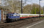 Ebenfalls  Rund um Köln  unterwegs: 110 428 mit TEE Rheingold des AKE (9 Wagen inclusive DomeCar). Köln Süd, 7.4.19. Warum die zum Zug passende E10 1309, anders als am Vortag, derweil im Kölner Hbf abgestellt war, bleibt wohl das Geheimnis der Veranstalter.