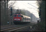 Dichter Baumbestand verhindert hier am 13.3.2007 den Lichteinfall. Unmittelbar am ehemaligen Bahnhof Sudmühle bei Münster ist hier die 110470 um 17.17 Uhr mit dem RB 66 nach Osnabrück unterwegs.