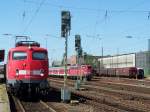 Br.110 450-4 mit einer RegionalBahn im Bahnhof Aalen. Im Hintergrund, eine weitere Br.110 mit einem RB-Zug. Zusehen ist auch ein Teil des GBF´s vom Bahnhof Aalen. Aufgenommen am 15.Juli 2007