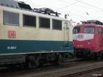 Zwei Lokomotiven der Baureihe 110 in verschiedener Farbgebung. Hamburg, Mrz 2002.