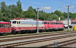 Die zwei Bügelfalten 110 488-4 (114 488-0) und 110 468-6 sonnen sich bei den Eisenbahnfreunden Zollernbahn e.V.