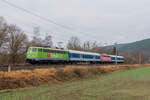 GfF 110 292 überführte am 24.01.2022 zwei Reisezugwagen und 115 350 als DGS 22676 von Delitzsch nach Crailsheim.
