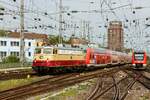 E10 1309 TRI mit Dostos-Überführung bei der Einfahrt in Köln Hbf, am 22.04.2023.