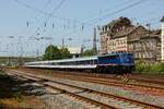 TRI 110 469-4 mit Fußballsonderzug von Leverkusen nach Bochum in Wuppertal Oberbarmen, am 27.05.2023.