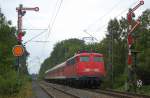 110 414-0 fhrt mit einer RegionalBahn von Aalen nach Donauwrth am bewlkten Mittag des 08.09.07 in den Goldshfer Bahnhof ein.
