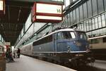 DB-Ellok 110 389-4 im früheren Stuttgarter Hauptbahnhof (1983)