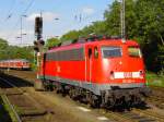 110 493 steht an einem sonnigen Augusttag 2004 in Osnabrck Hbf abgestellt.