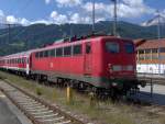 Eine BR 110 mit einem IR aus Innsbruck steht im Bahnhof Garmisch-Partenkirchen.