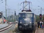 Die 110 348-0 brachte einen Sonderzug zum  Wochenende der offenen Tren  nach Schwerin.Aufgenommen am 02.10.04 im Hbf.Schwerin.