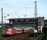 Mit einem Regionalexpress nach Koblenz verlsst die nicht-wendezugfhige 110 326 vom Bh Trier am 14. August 2008 den Bahnhof von Bingen (Rhein).