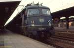 110 304-3 mit einem Nahverkehrszug in Hamm/Westf.(1980)