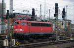 Bgelfalte 110 437-1 wartet im Gleisvorfeld von Frankfurt/M Hbf. (April 2009).