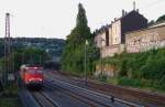 110 380-3 zieht, in der Nhe des Bf Zoologischer Garten, ihren Zug aus fnf n-Wagen (vermutlich RB48) durch das von den letzten Sonnenstrahlen gestreifte Wuppertal. Ich habe in Wuppertal schon lange keine 110 mehr gesehen. 16.07.2009