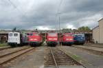 Frontalaufnahme auf alle an der Lokparade des 25. Juli 2009 teilnehmenden Lokomotiven. Von links nach rechts sieht man: 139 312-3 von Lokomotion, sie war als Gastlok anwesend. Links neben ihr ist 110 484-3 des BW Stuttgart zu sehen. Daneben reiht sich 111 082-4, ebenfalls vom BW Stuttgart in die Parade ein. Ihr folgt die Stuttgarter 110 418-1. Neben ihr steht die blaue 110 228-4 des DB Museums Nrnberg, welche aber schon lange in Stuttgart steht. Das Gelnde des BWs war zum Zeitpunkt der Veranstaltung in bestimmten Bereichen ffentlich zugnglich.