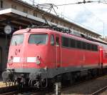 Nochmal ein Blick ins Archiv: in Aalen entstand am 25.7.2009 dieses Lokportrait der 110 446-2, welche auf Gleis 1 des oben genannten Bahnhofes mit einer RB nach Donauwrth auf den Abfahrtsauftrag wartet.