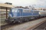 Im Januar 1990 stand die 110 271-4 mit dem D2865 Saarrcken - Frankfurt auf Gleis 12 in Saarbrcken HBF.