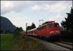 110 322 (9180 6110 322-5 D-DB) ist mit einem abendlichen Regionalzug nach Kufstein unterwegs.
