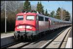 RE4 Verstrker mit blichen Silberlingen und der 110 494 als Zuglok bei der Einfahrt in Erkelenz.
06.04.10 15:09