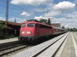 110 146-2 mit einem RB von Mnchen nach Salzburg beim Planmigem Halt  im Bahnhof von Prien am Chiemsee am 28.