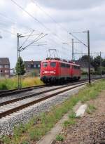Aus Venlo kommend fahren 110 243-3 und 110 324-1 als Lz durch Dlken.
Die Zuglok hatte knapp eine Stunde zuvor noch eine Autoreisezug nach Venlo gebracht. 25.7.2010