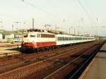 Heute drei Farbvariante der BR 110. Hier ist 110 494-2 mit RSB 3014 Bielefeld-Aachen unterwegs auf Bahnhof Dren am 29-10-1993. Bild und scan: Date Jan de Vries.