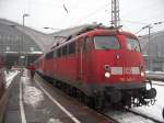 Zwei Tage spter fand ich 115 448 vor PbZ 2466 mit nem Wittenberger Kopf (mit Automatik-Tren und 5 IC-Wagen, denen die Klte zum Aufgeben der Elektrik zwang. Auerdem war 111 183 eingereiht.
23.12.2010