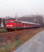 Mit fnf Minuten Versptung kommt die 110 490-0 mit dem RE4 Verstrkerzug zwischen Kleinenbroich und Korschenbroich in Richtung Aachen gefahren, der nchste Halt ist Mnchengladbach Hbf an diesem Sptnachmittag des 3.Mrz 2011.