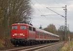 110 425-6 mit Entlastungszug RE10164 von Aachen-West nach Bochum Hbf kurz vor dem Bahnhof Geilenkirchen, 13.3.10