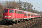 Die Stuttgarter 110 425-6 zieht die RB35 von Dsseldorf nach Emmerich aus Voerde am 29.03.2011