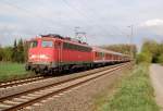 Mit einem RE 4 Verstrkerzug aus Dsseldorf kommend ist hier die 110 470-2 in Korschenbroich an der Insel zu sehen.