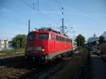 Am Morgen des 27.06.2011 verursachten der Bahnbergang in Warnemnde, 2 Kreuzfahrersonderzge, die S-Bahn und der Rheingold-Sonderzug (V200 116) ein Verkehrschaos auf Schiene und Strae. Die Touristen-Busse stauten sich (rechts im Bild) und die S-Bahn muss warten, da wegen Bauarbeiten nur ein Gleis zur Verfgung steht. Im Bild ist 110 452-0 aus Braunschweig mit DZ 2680 nach Berlin.