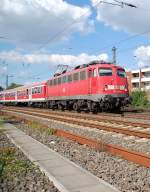 Verstrker RE 4 mit der Lok 110 425-6 bei der Ausfahrt aus Rheydt.