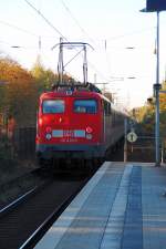 Karlsruher voraus schiebt hier die 110 435-5 am Samstagabend den N-Wagenzug nach Krefeld aus dem Bahnhof Osterath heraus.