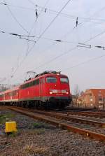 Am 3.4.2012 trifft die 110 449-6 mit einem RE4-Verstrkerzug in Rheydt Hbf ein....