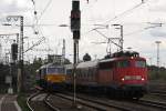 110 402 mit einem umgeleiteten RB 35 Verstrker als Parallelfahrt mit ECR 247 041 in Duisburg-Bissingheim.Aufgenommen am 19.4.12.