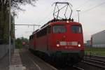 110 431 fuhr am 29.4.12 mit 110 480 als Pbz nach Krefeld-Linn bei der Durchfahrt durch Duisburg-Rheinhausen-Ost.