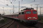 110 457 am 10.5.12 mit einem RB 35 Verstrker in Duisburg Hbf.