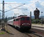 110 469-4 zieht am 13. August 2012 zwei IC-Schutzwagen in den Bahnhof Saalfeld (Saale).
