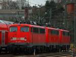 110 401-7 steht am 15.12.2012 vor zwei 111er abgestellt im Bw Aachen.