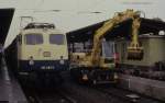 Gleisbauarbeiten am 4.3.1988 im Hauptbahnhof Dortmund. Derweil wartet 110483 mit ihrem Zug um 11.52 Uhr auf dem Nachbargleis.