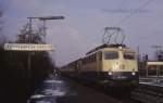 110482 mit E 3378 nach Münster am 1.3.1988 um 10.31 Uhr im Bahnhof Lengerich in Westfalen.