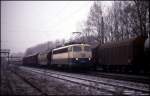 Das war eine etwas außergewöhnliche Lok für einen Güterzug: 110395 kam am 22.11.1991 um 9.32 Uhr mit einem Güterzug in Richtung Osnabrück fahrend durch den Bahnhof Natrup - Hagen.