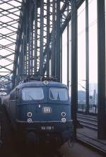 Als die Wagenfenster noch geöffnet werden konnten ... Dieses Bild mit 110 319-1 entstand Anfang der 1980er Jahre bei einer Zugüberholung auf der Kölner Hohenzollernbrücke
