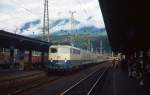 Mit einem Urlauberzug fährt die 110 373-8 im September 1995 in den Bahnhof Spittal-MIllstättersee ein.