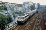 Um 1990 ist die 110 333-2 mit einem Eilzug Richtung Düsseldorf in Wuppertal-Barmen unterwegs, daneben das Gerüst der Schwebebahn, die gerade saniert wird