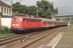 110 373-8 kommt sich an Wuppertal Oberbarmen mit Leerem Wagen um einem Nahverkehr-Zug anzufangen. 8 Juli 2007. 