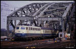 110413 verlässt mit einem Personenzug nach Koblenz am 26.4.2990 um 15.35 Uhr die Hohenzollernbrücke und fährt in den HBF Köln ein.