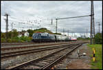 Die Bügelfalte 110 350-6 (TeutoLok) beförderte am 03.10.2024 zwei Reisezugwagen von Crailsheim nach Münster, am Mittag aufgenommen in Würzburg-Zell.

