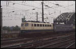 110144 kommt mit dem E aus Koblenz am 30.9.1993 um 10.49 Uhr über die Hohenzollernbrücke in den HBF Köln.